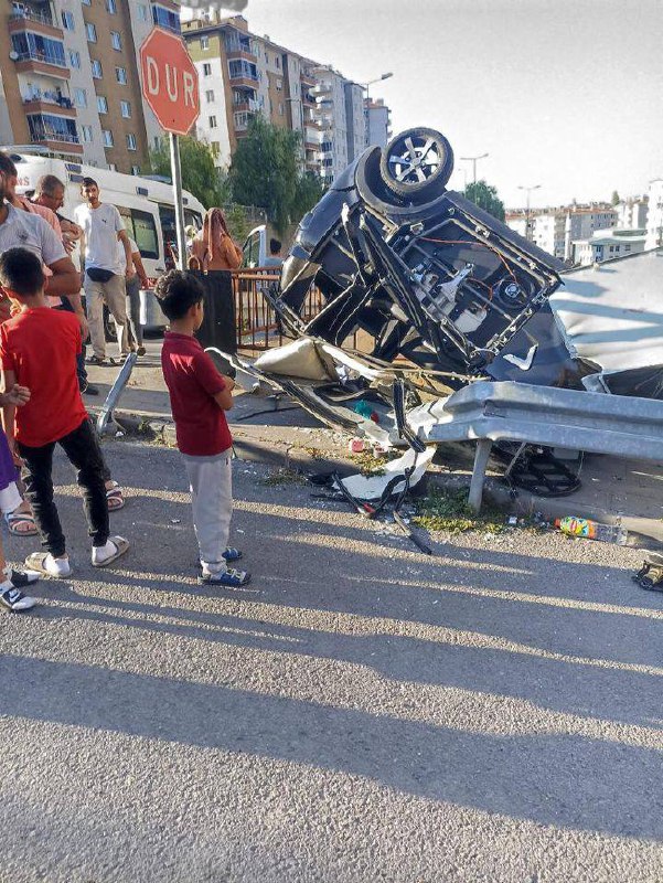 Bariyere çarpan otomobil takla attı