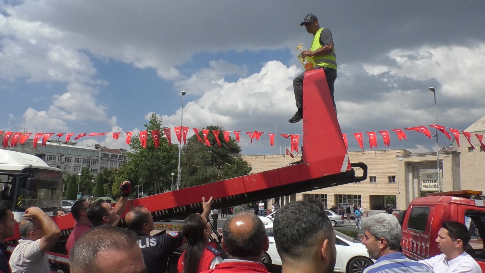 Kendini yakmak isteyen vatandaşı polis ikna etti