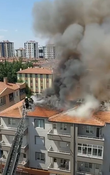 Çatıda çıkan yangında 3 kişi etkilendi