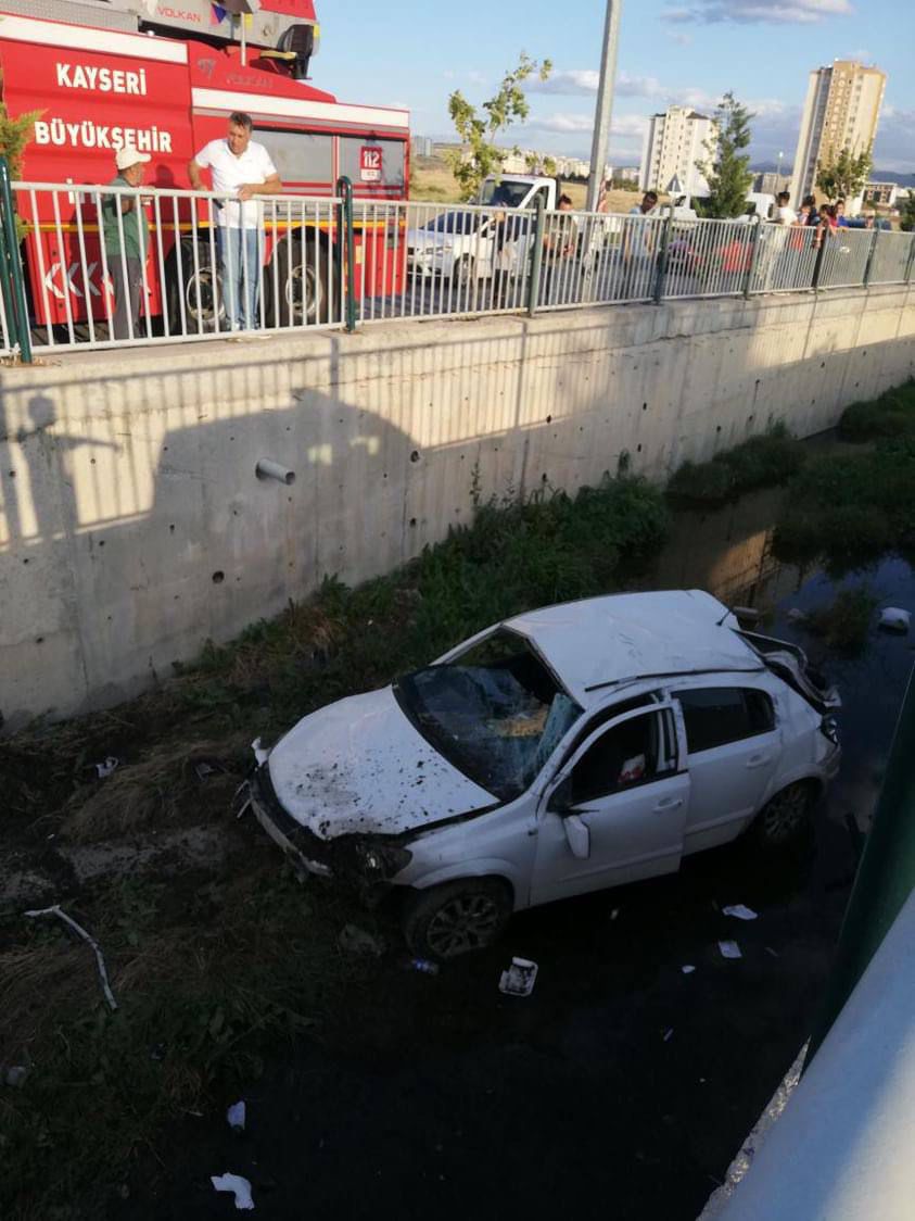 Kanala düşen otomobilin sürücüsü yaralandı