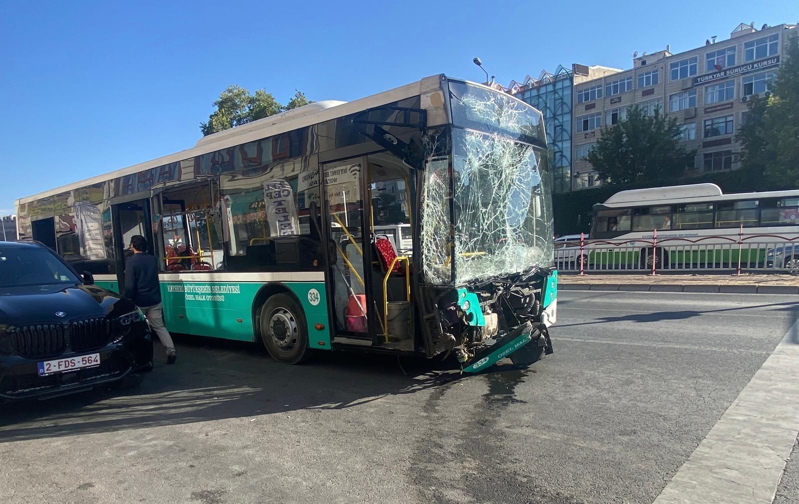 Freni tutmayan halk otobüsü kaza yaptı: 3 yaralı