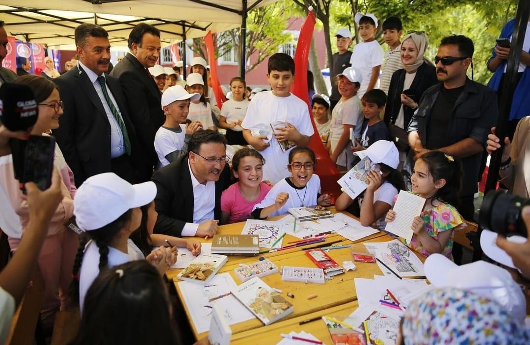 Vali Çiçek Mimar Sinan’ı anma etkinliğinde öğrencilerle bir araya geldi