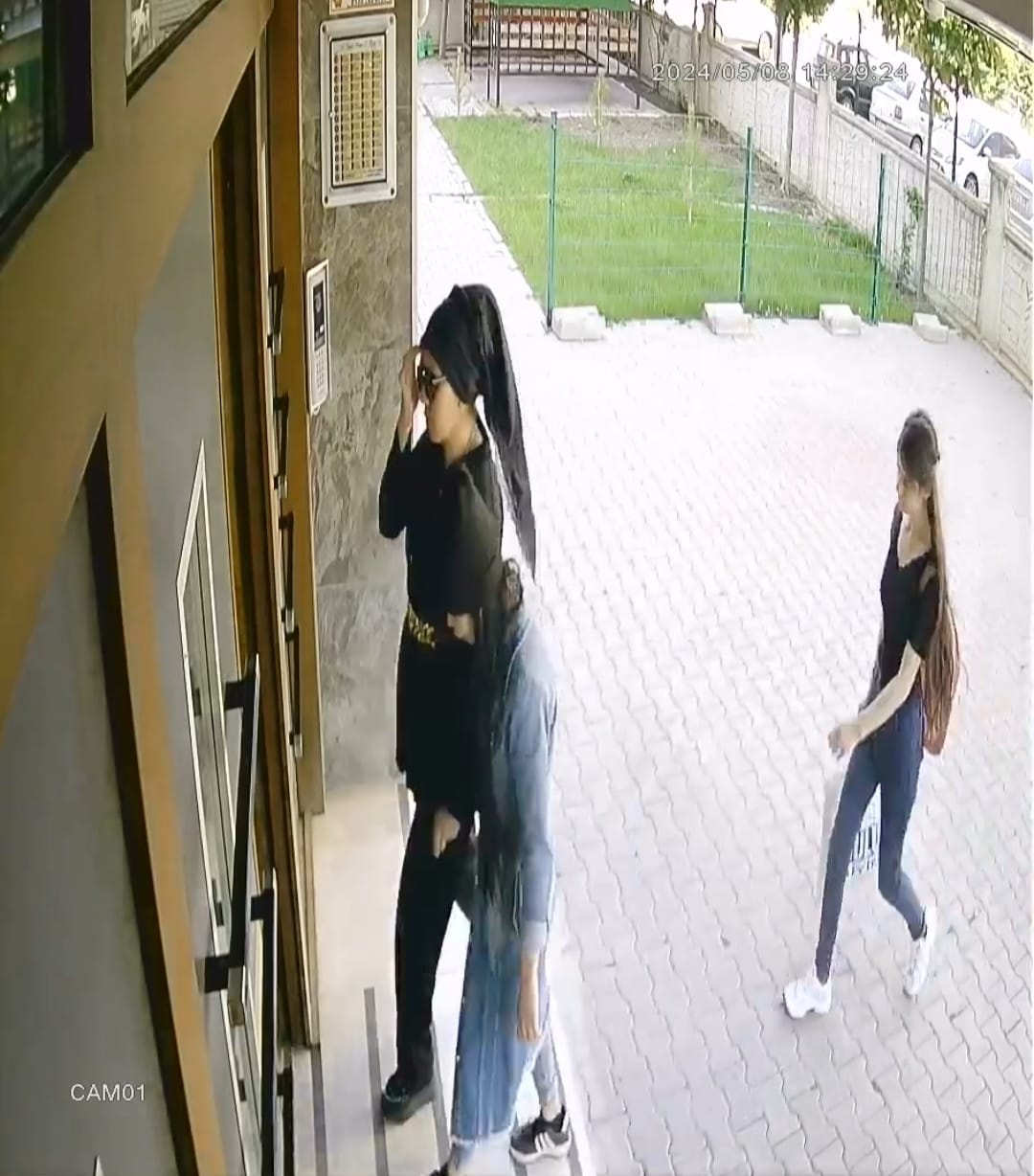 Sakarya Mahallesinde binaya giren hırsızlar kameralara yakalandı