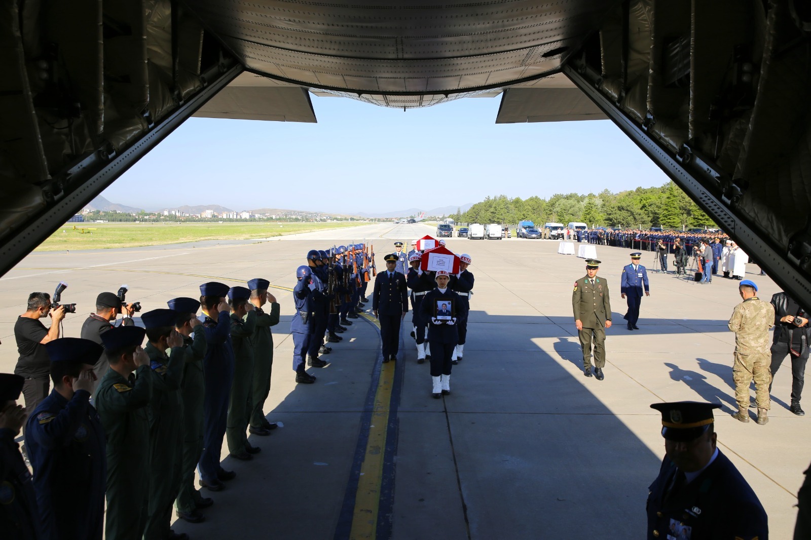 Şehit pilotlar memleketlerine uğurlandı