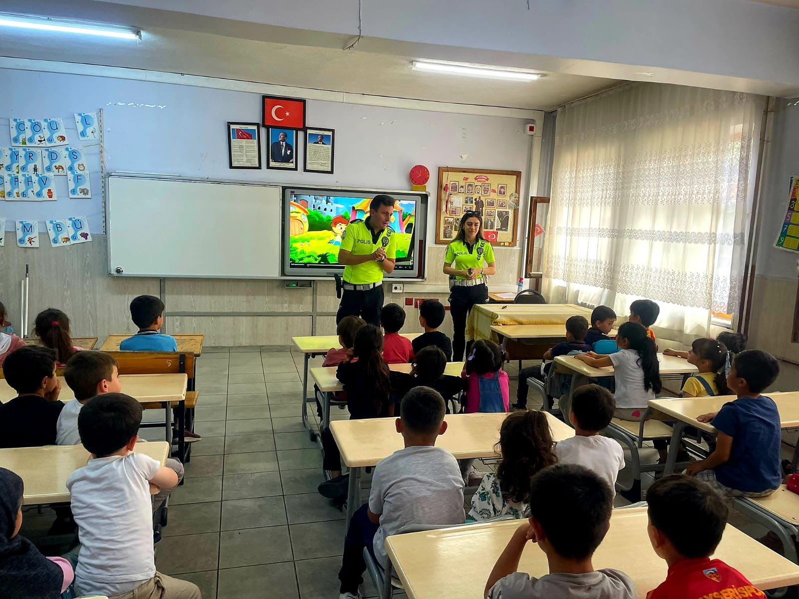 Polis ekipleri bir haftada bin 545 öğrenciye bilgilendirme faaliyetinde bulundu