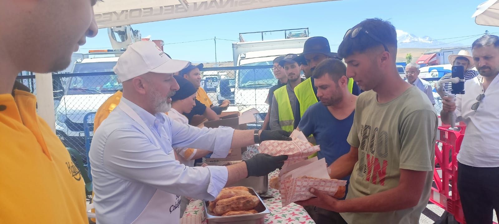 Başkan Çolakbayrakdar: “Vatandaşlarımızın kurban kesimleri belediyemizin kesimhanelerinde hijyenik ve profesyonel ekiplerce yapılıyor”