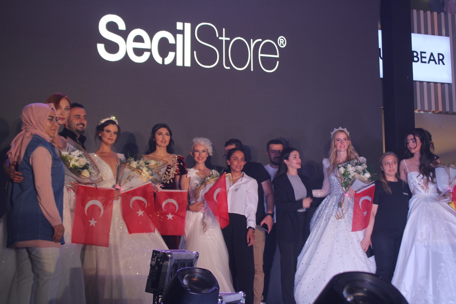 Kumsmall’da Wilma Elles ve İpek Tanrıyar eşliğinde moda gösterisi yapıldı