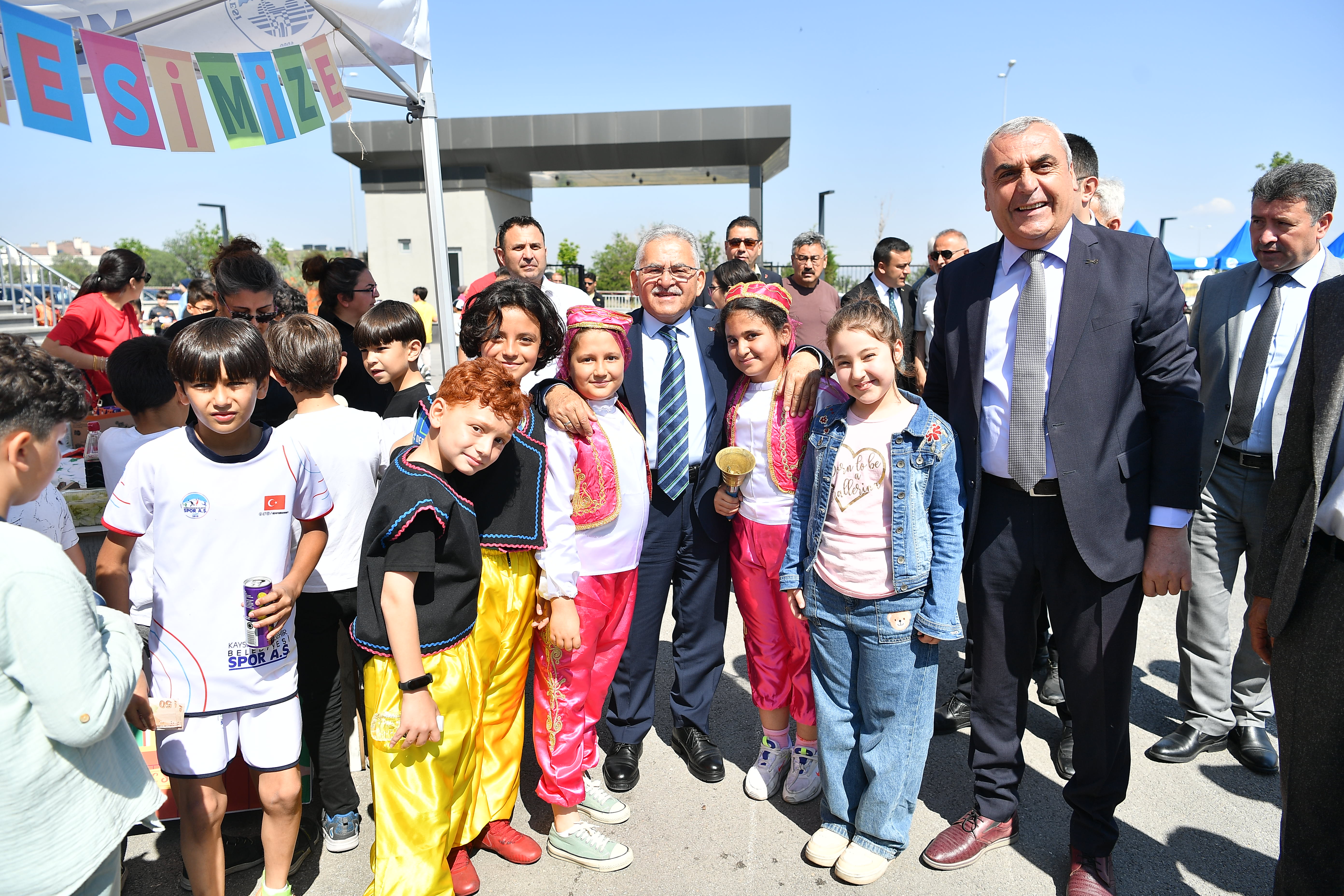 Başkan Büyükkılıç, Minik Öğrencilerin Geleneksel Bahar Şenliği ve Kermes Etkinliğine Katıldı