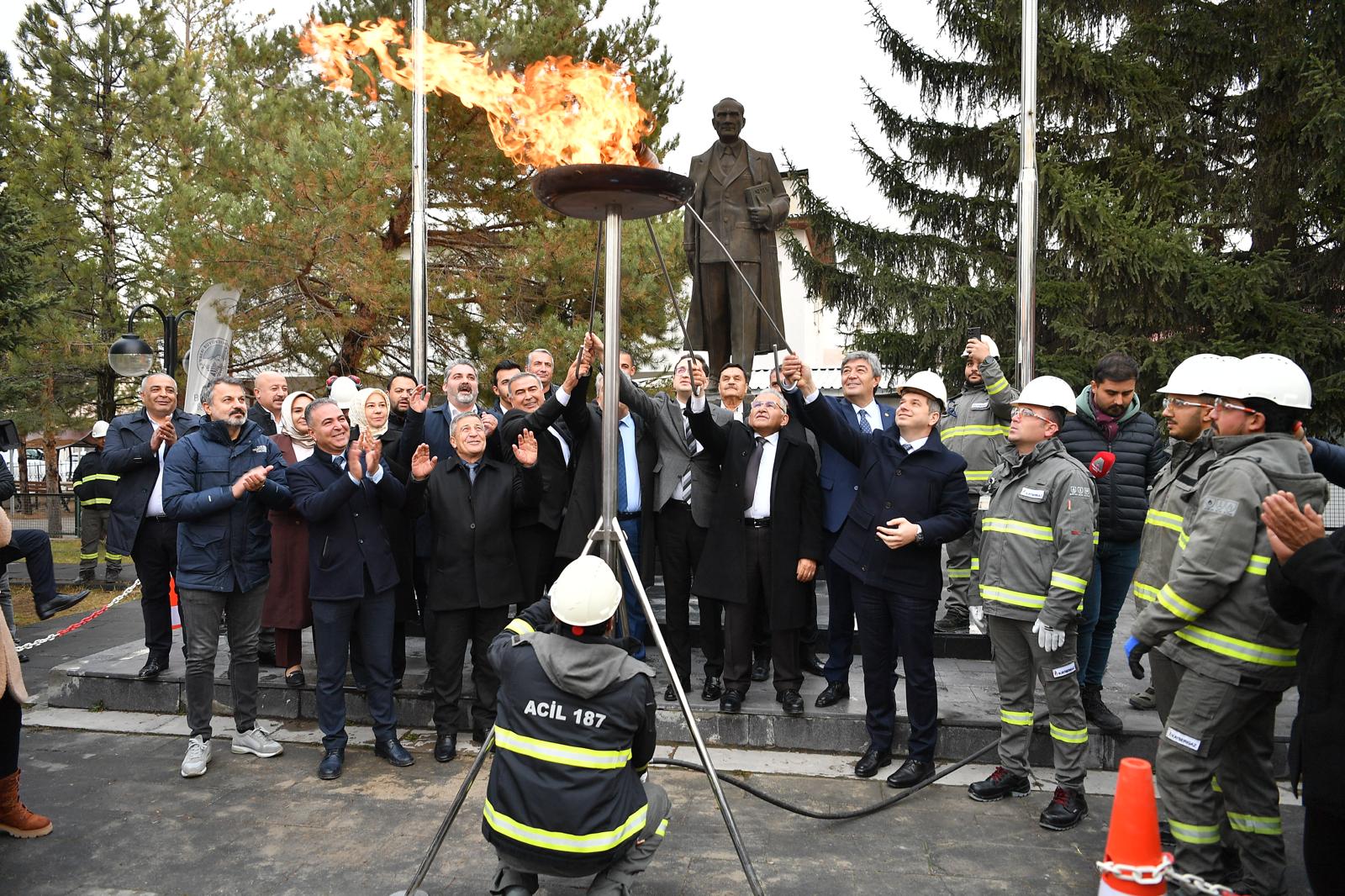 Sarız'da Doğal Gaz Ateşini Yakan Büyükkılıç: "Vatandaşı Ödüllendirmek Hizmetle Olur"