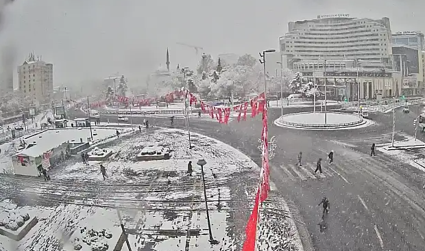 Kayseri’nın Beklediği Kar Nihayet Geldi: Şehir Beyazlara Büründü